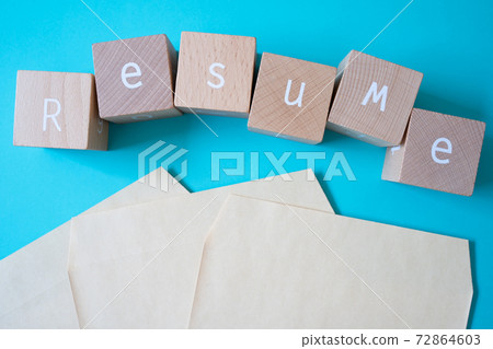 Envelopes and resumes | Resume characters made from three brown envelopes and building blocks | Image of job hunting 72864603