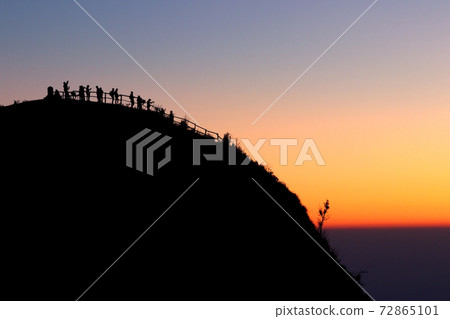 silhouette people on the mountain hills silhouette people on the mountain hills 72865101