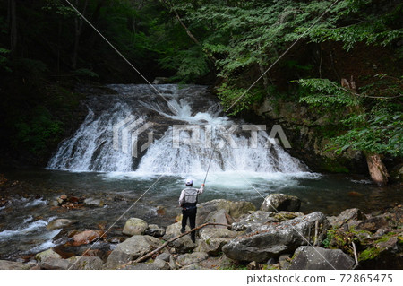 在瑪加瀑布盆地垂釣 72865475