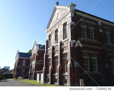 The red brick facade full of Taisho romance at the Tokyo National Museum of Modern Art Crafts Museum (former Konoe Division Command Office Building) 72866256
