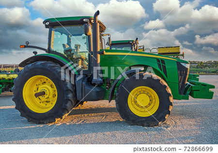 Tractor - agricultural machine 72866699