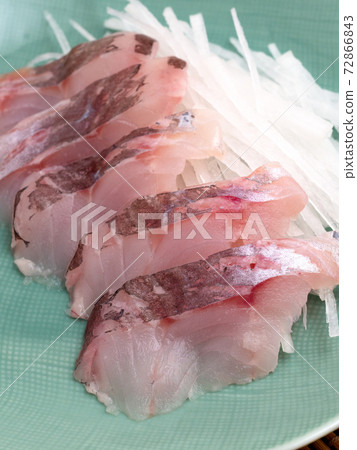 Rockfish sashimi 72866843