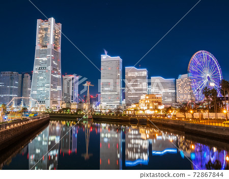 Yokohama train and Minatomirai 21 night view 72867844