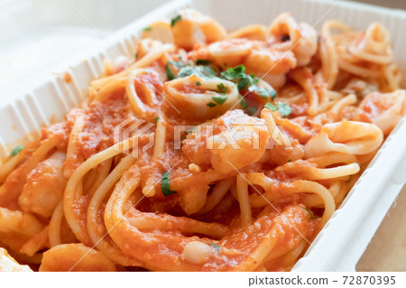 Seafood tomato sauce pasta 72870395
