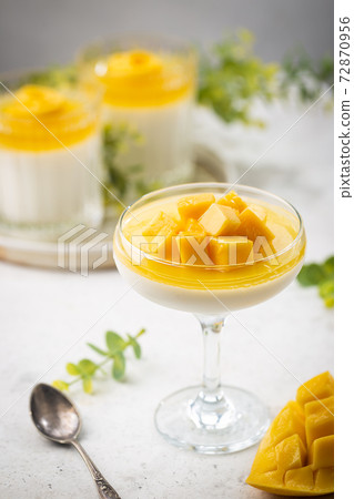 panna cotta with mango 72870956