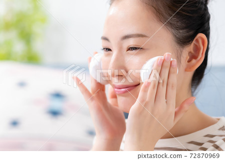 年輕女子美容臉部護理 年輕女子美容臉部護理 72870969