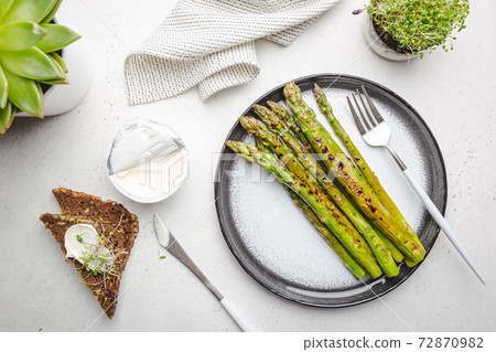Fresh grilled asparagus 72870982