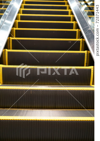 Image of escalator 72871443