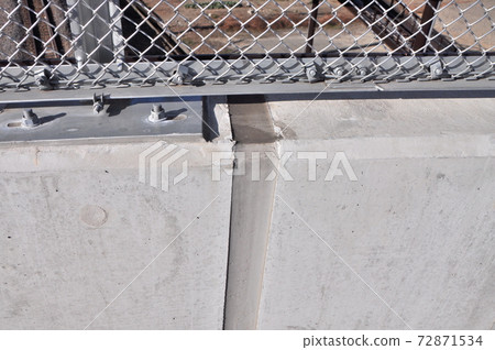 The seams on the walls of the overpass were soft. The seams on the walls of the overpass were soft. 72871534