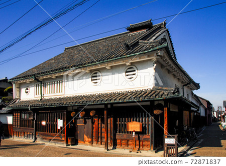 奈良縣今井町元旦街景藍天下的河合家庭住宅 72871837