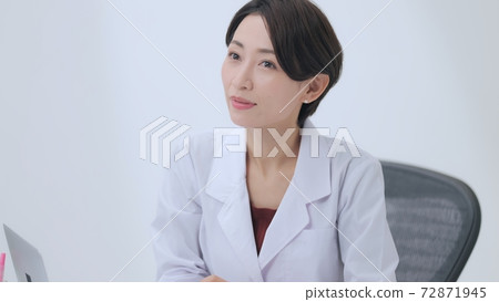 醫學圖像：穿白袍的女人 72871945