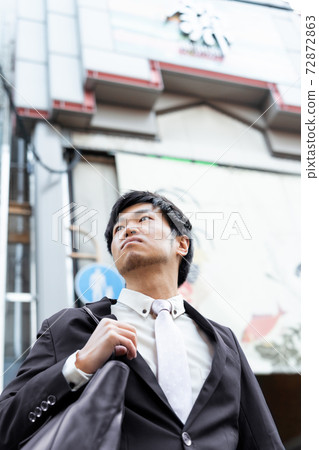 A salesman who came to the shopping district 72872863