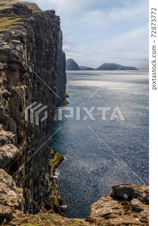 Vertical cliffs over the ocean profile view 72873772