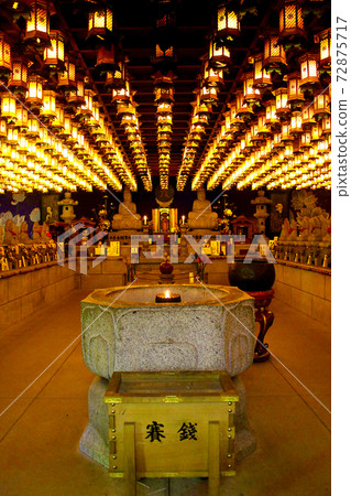 [Hiroshima] Miyajima Misen Daishoin in early summer Inside the dazzling Hensho Cave and Buddha statue (front) 72875717