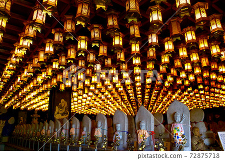 [廣島]初夏的宮島屋山大正院在令人眼花Hen亂的Hensho洞穴內的天花板和佛像 72875718