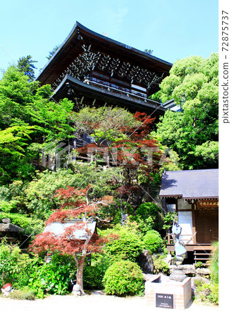 [Hiroshima] Miyajima Misen Daishoin in early summer Looking up at the Maunden surrounded by fresh greenery 72875737