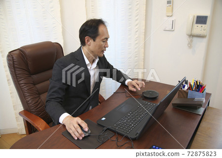 Working executive 72875823