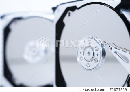 Two close-up photos of the hard disk with the shell split 72875839