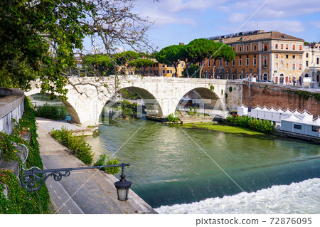 Ponte Palatino over the Tiber River to Ponte Cestio (Fate Bene Fratelli Hospital and Samba on Tiber Island) Ponte Palatino over the Tiber River to Ponte Cestio (Fate Bene Fratelli Hospital and Samba on Tiber Island) 72876095