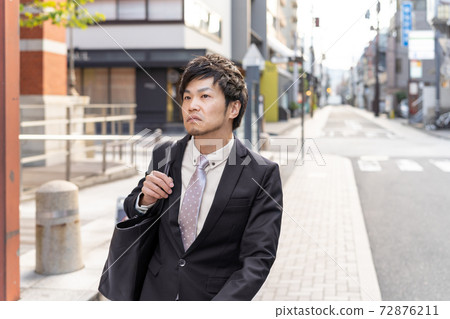 前往京都的商業夥伴的商人 72876211