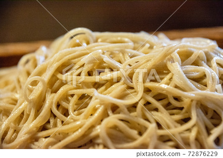 蕎麥麵含大量手工蕎麥麵。我們走吧。蒸籃。 蕎麥麵含大量手工蕎麥麵。我們走吧。蒸籃。 72876229