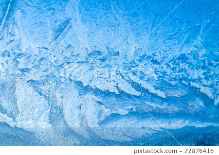 Beautiful natural frosty pattern on glass window Beautiful natural frosty pattern on glass window 72876416