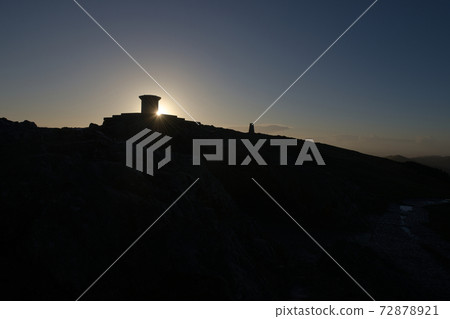 6 - Wide angle sunrise behind malvern hill beacon summit, copy space 72878921
