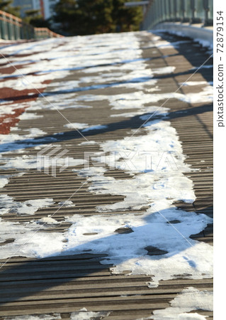 白雪皚皚的人行天橋 白雪皚皚的人行天橋 72879154