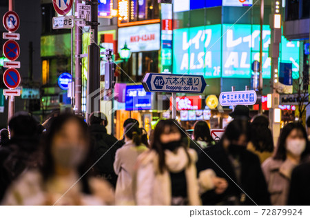 日本電暈的邪惡聖誕節（大師級奔跑）的東京城市景觀。六本木= 25歲，擠滿了戴著口罩的年輕人 72879924