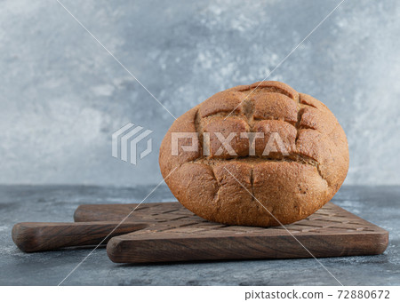 Close up fresh homemeade rye bread 72880672