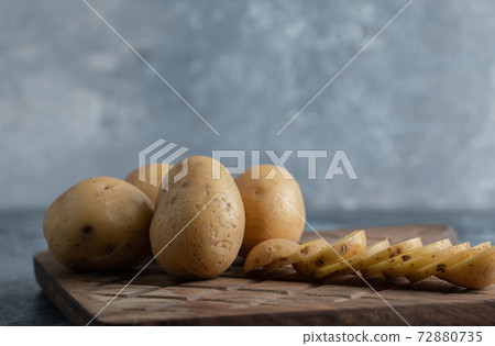 Close up photo of sliced and whole potatoes 72880735