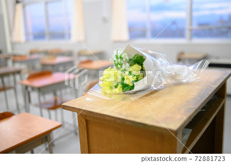 桌子上有花 桌子上有花 72881723