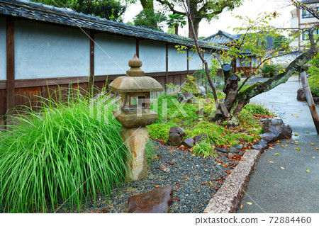 Wataruen花園裡的石燈籠牆 72884460