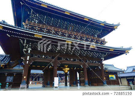 Mikagedomon Higashi Honganji Temple Rain 72885150