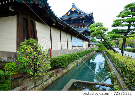 Scenery in front of the Amidado Gate Higashi Honganji Temple 72885152