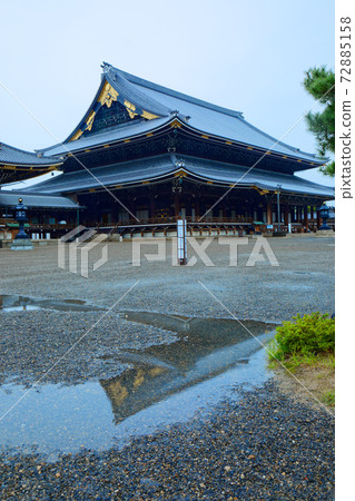 Higashi Honganji Temple, a landscape that shines on the surface of the water and Mikagedo 72885158