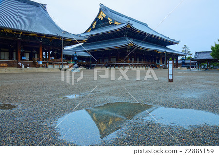Higashi Honganji Temple, a landscape that shines on the surface of the water and Mikagedo 72885159