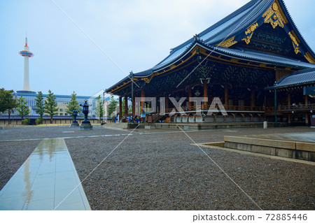 Higashi Honganji and Kyoto Tower 72885446