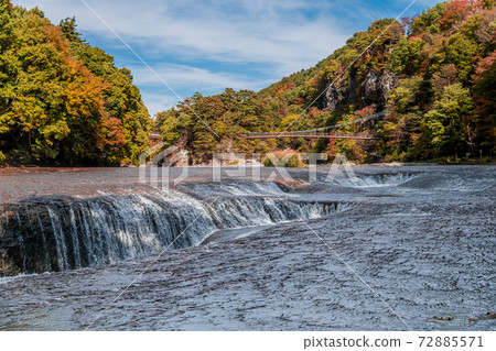 [Fukiware Falls and Autumn Leaves] 72885571