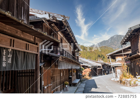 [Tsumago-juku in late autumn, strolling around the retro post town] 72885755