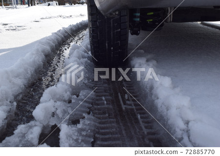 Studless tires on snowy roads Studless tires on snowy roads 72885770