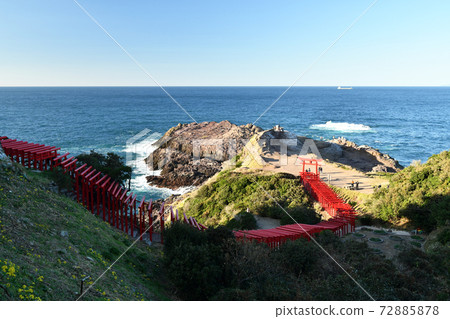 元之umi神社,紅鳥居門和藍色大海的壯麗景色 元之umi神社,紅鳥居門和藍色大海的壯麗景色 72885878