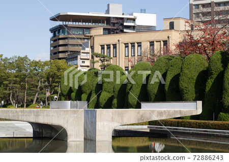 View of the peace lights and buildings in Hiroshima Peace Memorial Park 72886243