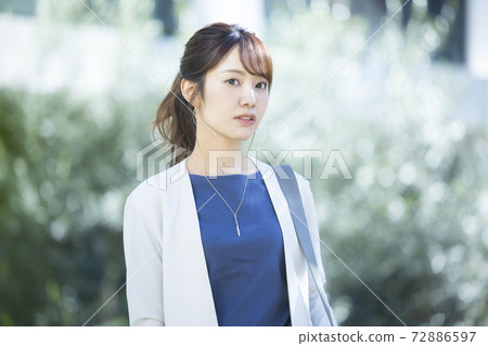 Business woman outdoors 72886597