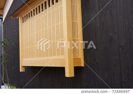 新建築,黑板牆窗戶,新的木色。 新建築,黑板牆窗戶,新的木色。 72886897