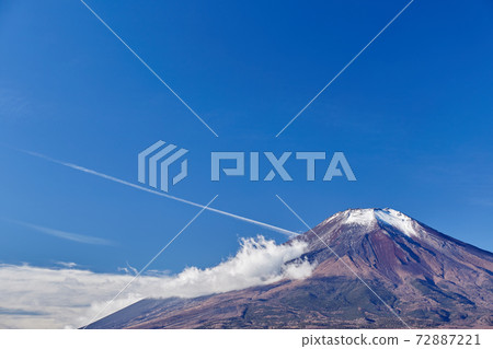 山梨縣山中湖村,從山中湖長池水上樂園附近可以看到富士山,12月降雪量少。 山梨縣山中湖村,從山中湖長池水上樂園附近可以看到富士山,12月降雪量少。 72887221