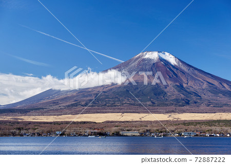 山梨縣山中湖村,從山中湖長池水上樂園附近可以看到富士山,12月降雪量少。 山梨縣山中湖村,從山中湖長池水上樂園附近可以看到富士山,12月降雪量少。 72887222
