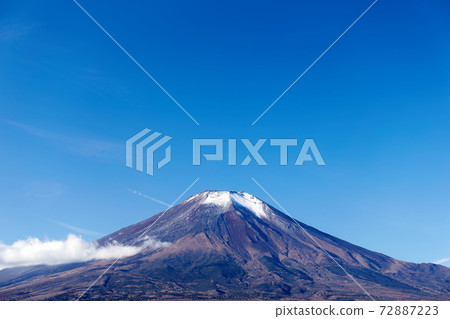 山梨縣山中湖村,從山中湖長池水上樂園附近可以看到富士山,12月降雪量少。 山梨縣山中湖村,從山中湖長池水上樂園附近可以看到富士山,12月降雪量少。 72887223