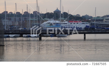 一艘渡輪沿著雪人的運河漂浮 一艘渡輪沿著雪人的運河漂浮 72887505