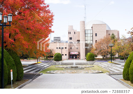 廣島兒童文化科學館和漢諾威花園的深秋景色 72888357